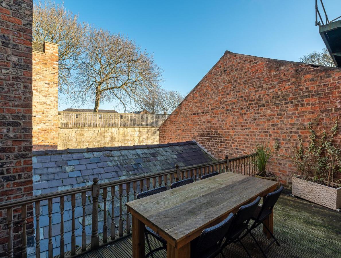 Roman Walls View York Esterno foto