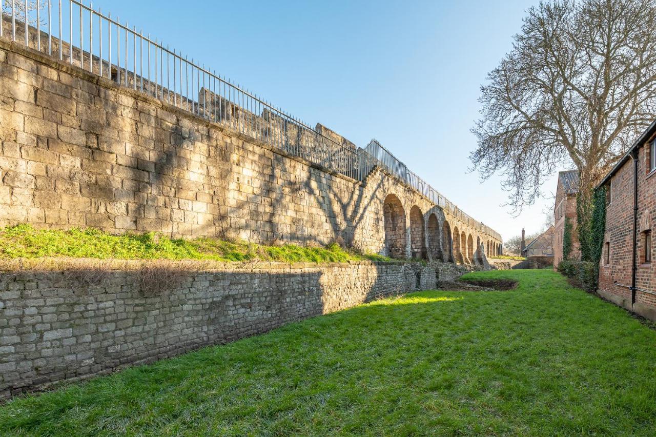 Roman Walls View York Esterno foto